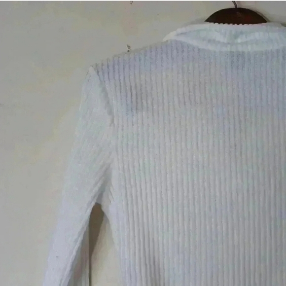 Waffle-knit-v-neck-sweaters-for-women - Picture 3 of 10